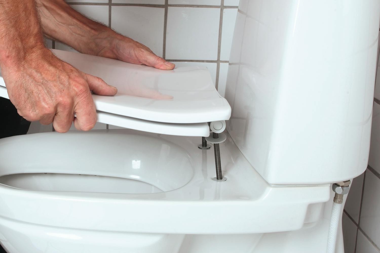 Så lätt monteras toalettsitsen